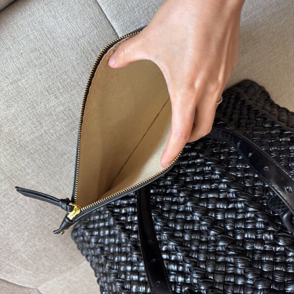 Bottega Veneta Lido Limited-Edition Medium woven Intrecciato Leather Tote - Picture 9 of 12